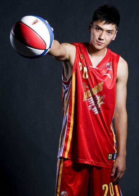 打篮球的张博生活照,运动风采与生活瞬间